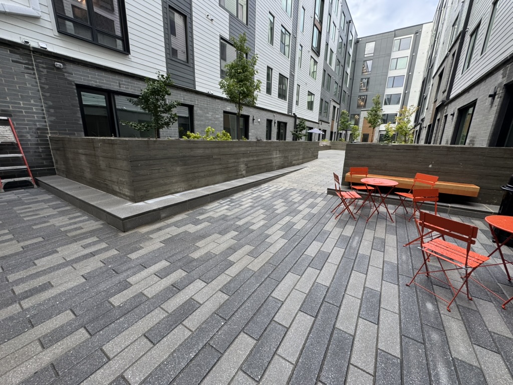 COURTYARD SEATING